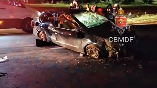 Bombeiros atendem motorista de carro após capotamento na saída de Planaltina