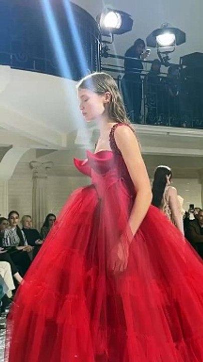 Très attendu, le défilé Jean Paul Gaultier x Simone Rocha présentait tous les codes du créateur, revus et corrigés à travers le romantisme punk de la créatrice irlandaise.