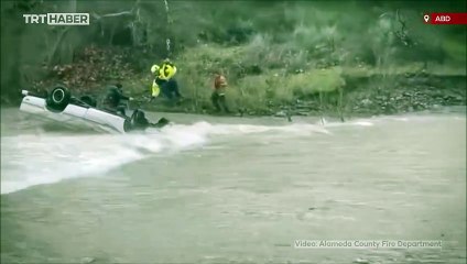 Aracı nehre devrilen ABD'li kadın helikopterle kurtarıldı