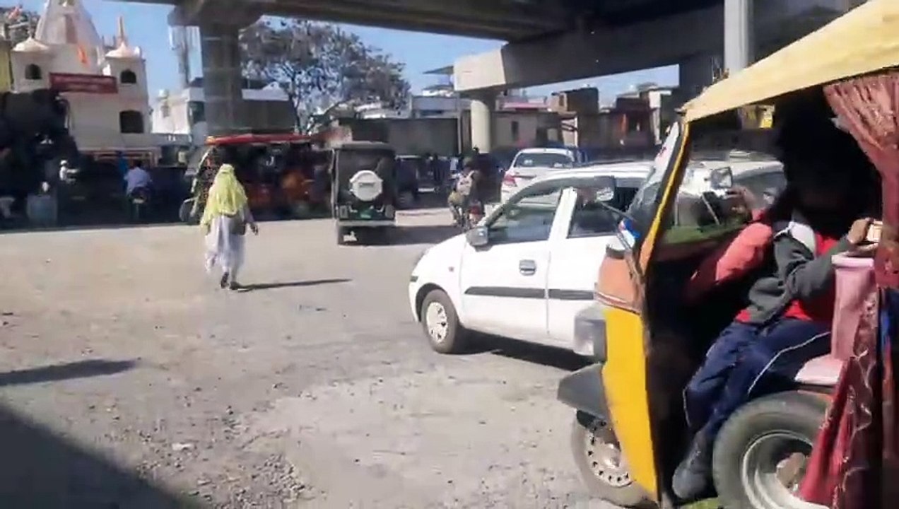 अधूरी सड़क निर्माण कार्य धीमी गति होने से परेशानी