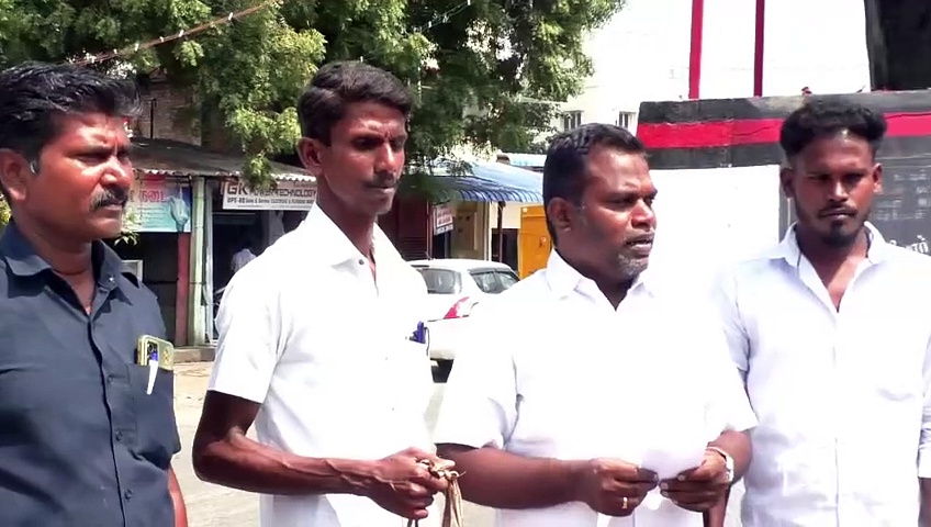 கரூரில் பெரியார் சிலை முன்பாக சுயமரியாதை திருமணம் செய்து கொண்ட இளம் ஜோடி