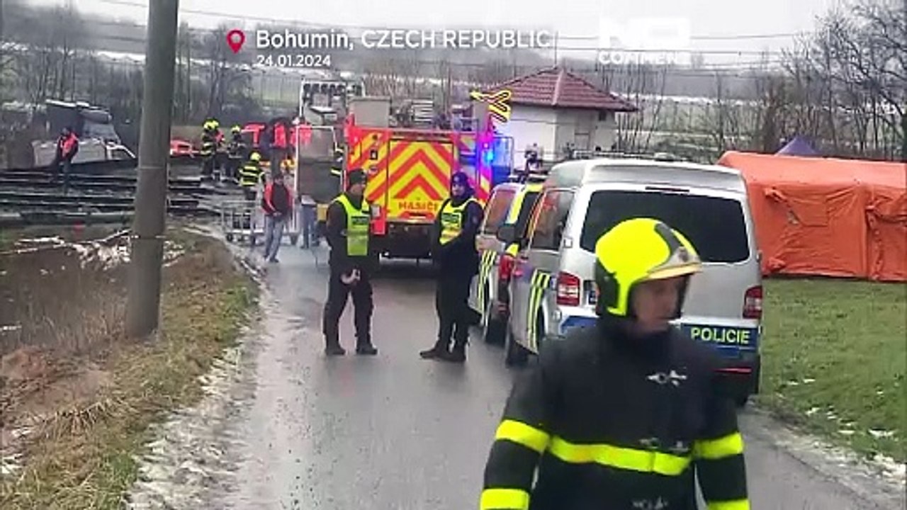 شاهد: مقتل شخص وإصابة 19 في حادث اصطدام قطار بش...