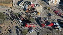 Kahramanmaraş’ta ağır hasarlı bina yıkım sırasında iş makinesinin üzerine çöktü; operatör hayatını kaybetti