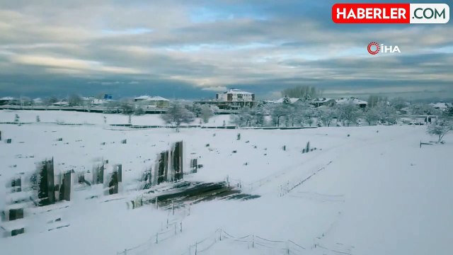 Ahlat Selçuklu Meydan Mezarlığı Karla Bütünleşti