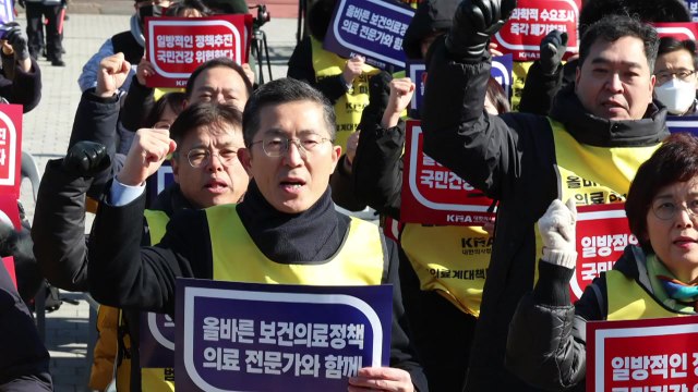 의협 범대위, 대통령실 앞 집회 의대 증원 반대 / YTN