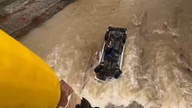 15 saat boyunca derede mahsur kalan sürücü helikopterle kurtarıldı