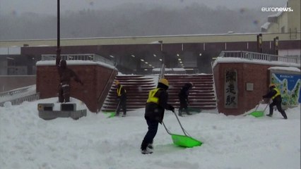 شاهد: هطول الثلوج الكثيفة يحاصر مئات السيارات في اليابان والجيش يتدخل