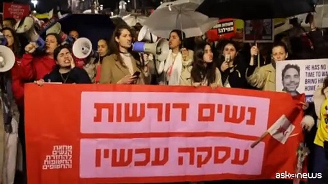 Le donne bloccano una strada a Tel Aviv per il rilascio degli ostaggi