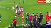 Bayern Münih maçında dünya futboluna damga vuran skandal! Trabzonspor'un eski hocası, Sane'ye yumruk attı