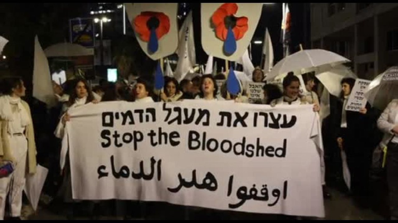Le donne bloccano una strada a Tel Aviv per il rilascio degli ostaggi