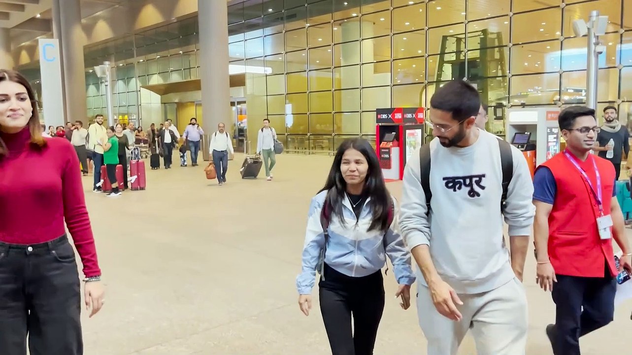 Kriti completely ignored her fan, Shahid kept watching, trollers got angry after watching the video