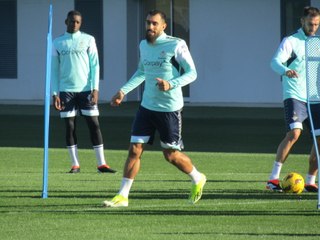 Borja Iglesias entrena