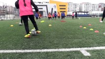 Vanlı kız futbolcular, milli takım hayali kuruyor