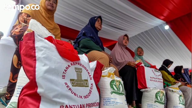 Jokowi Gencar Bagi-bagi Bansos, Ekonom: Membeli Suara Berkedok Bansos