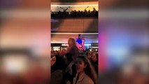 Melike Şahin konserinde şarkı söylerken kendinden geçen küçük kız viral oldu