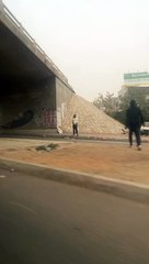 Un véhicule chute du pont du monument de la Renaissance, un mort
