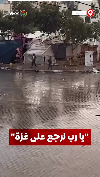 "يا رب نرجع على غزة"... نازح يدعي تحت الأمطار في مدينة رفح جنوب قطاع غزة