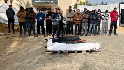 دفن الشهداء في مقبرة جماعية داخل مستشفى ناصر