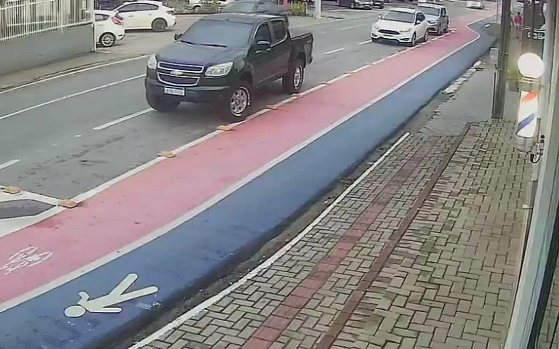 Carro capota em Penha após colidir com veículo estacionado