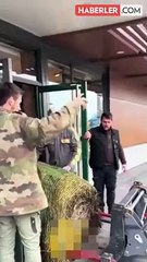 McDonald's'ın yurtdışından et tedarik etmesine karşı protesto gösterisi düzenleyen Fransız çiftçiler, , McDonalds şubelerine gübre bıraktı