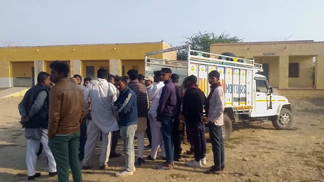 Video: गाय को बचाने के चक्कर में कार पलटी , एक की मौत और चार घायल