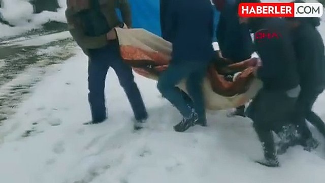 Kardan kapanan köy yolunda kalp hastası kadın hastaneye yetiştirildi