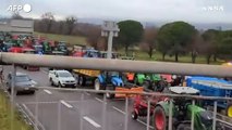 Francia, auto travolge un posto di blocco degli agricoltori: morta una donna