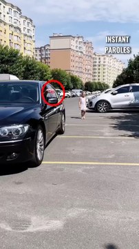 Ce conducteur jette ses déchets par la fenêtre puis reçoit une grande leçon de vie