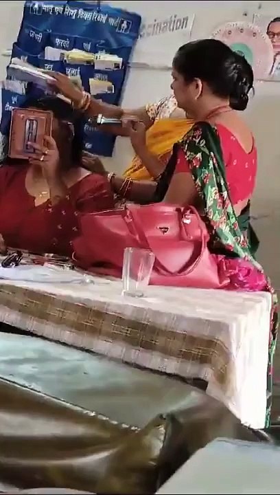 मैडम जी ने ऑफिस को बना डाला ब्यूटी पार्लर, करवाने लगीं मेकअप, देखें Video