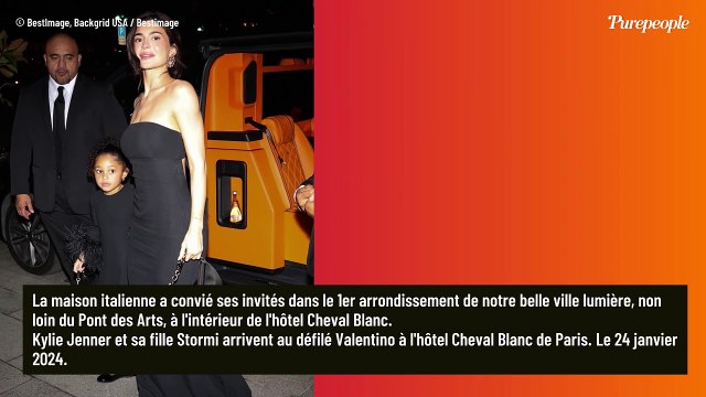 PHOTOS Léna Situations dévoile un joli décolleté fleuri... Une petite fille de 5 ans lui vole la vedette !