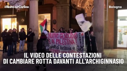 Il video delle contestazioni di Cambiare Rotta davanti all'Archiginnasio