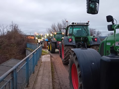 Action d'agriculteurs en colère dans le secteur de Mantes-la-Jolie (Yvelines)
