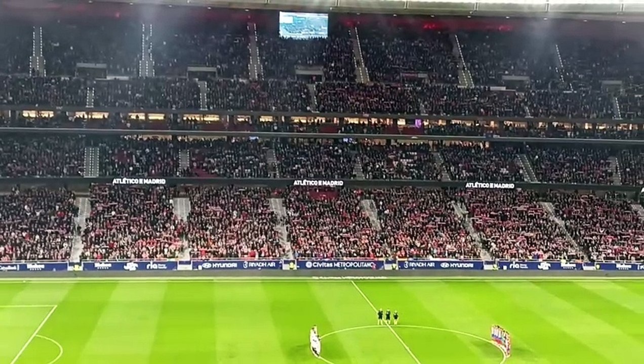 Minuto de silencio antes del Atlético de Madrid - Sevilla por los aficionados fallecidos en un accidente de tráfico