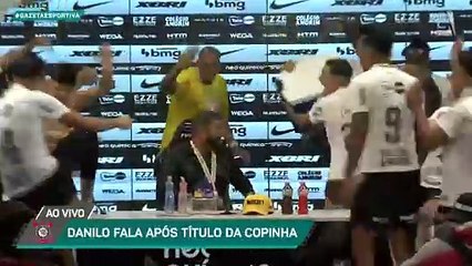 Jogadores do Corinthians interrompem entrevista para jogar isotônico em Danilo; assista