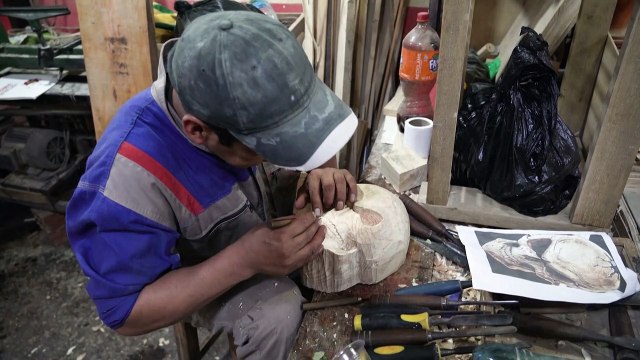 Presos bolivianos se convierten en artesanos para ayudar a sus familias