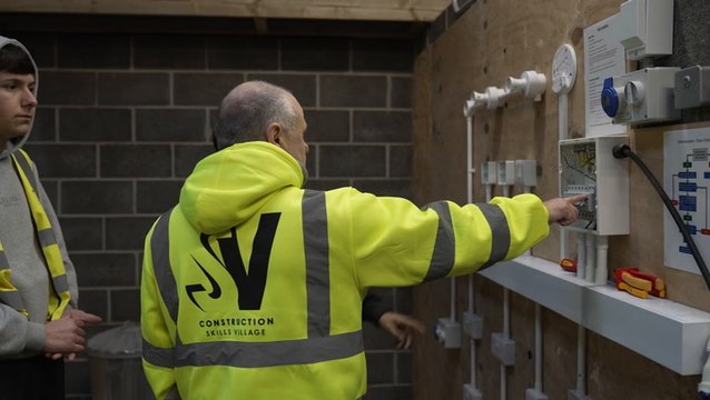 Sunak has ‘stressful moment’ with fuse box as he visits apprentices in Scarborough