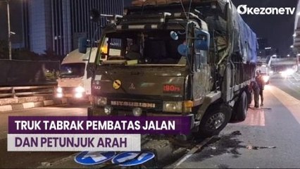 Truk Tabrak Pembatas Jalan dan Petunjuk Arah di Jakarta Selatan
