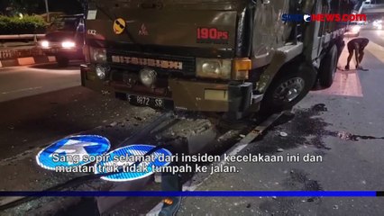 Download Video: Hilang Kendali, Truk Tabrak Pembatas Jalan dan Petunjuk Arah