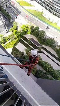 1岁大女童被反锁住家 消拯Abang高空垂降救人