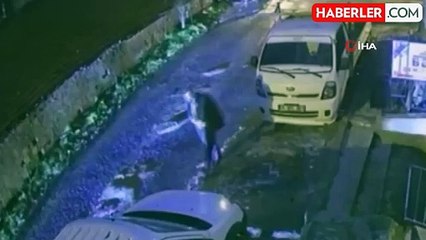 Arnavutköy'de ilginç hırsızlık kamerada: Kamyonetteki sileceği sökerek çaldı