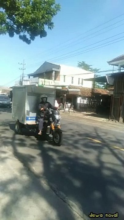truk putih jadi tayo ungu