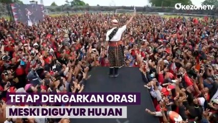 Kampanye Akbar di Manggarai NTT, Warga Tetap Dengarkan Orasi Ganjar meski Diguyur Hujan
