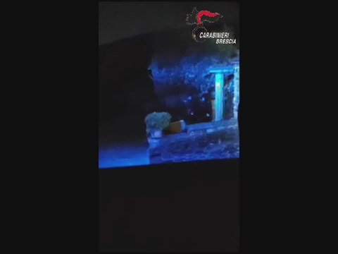 Spara, si barrica in casa, poi si arrende: arrestato anziano a Brescia - Video