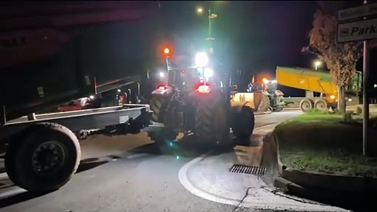 Colère des agriculteurs : le pont entre Tournon et Tain-l'Hermitage bloqué par des dizaines de tracteurs