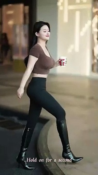 Fashionable Chinese street style with beautiful girls_mejoresstreetfashion _nightlife _shorts