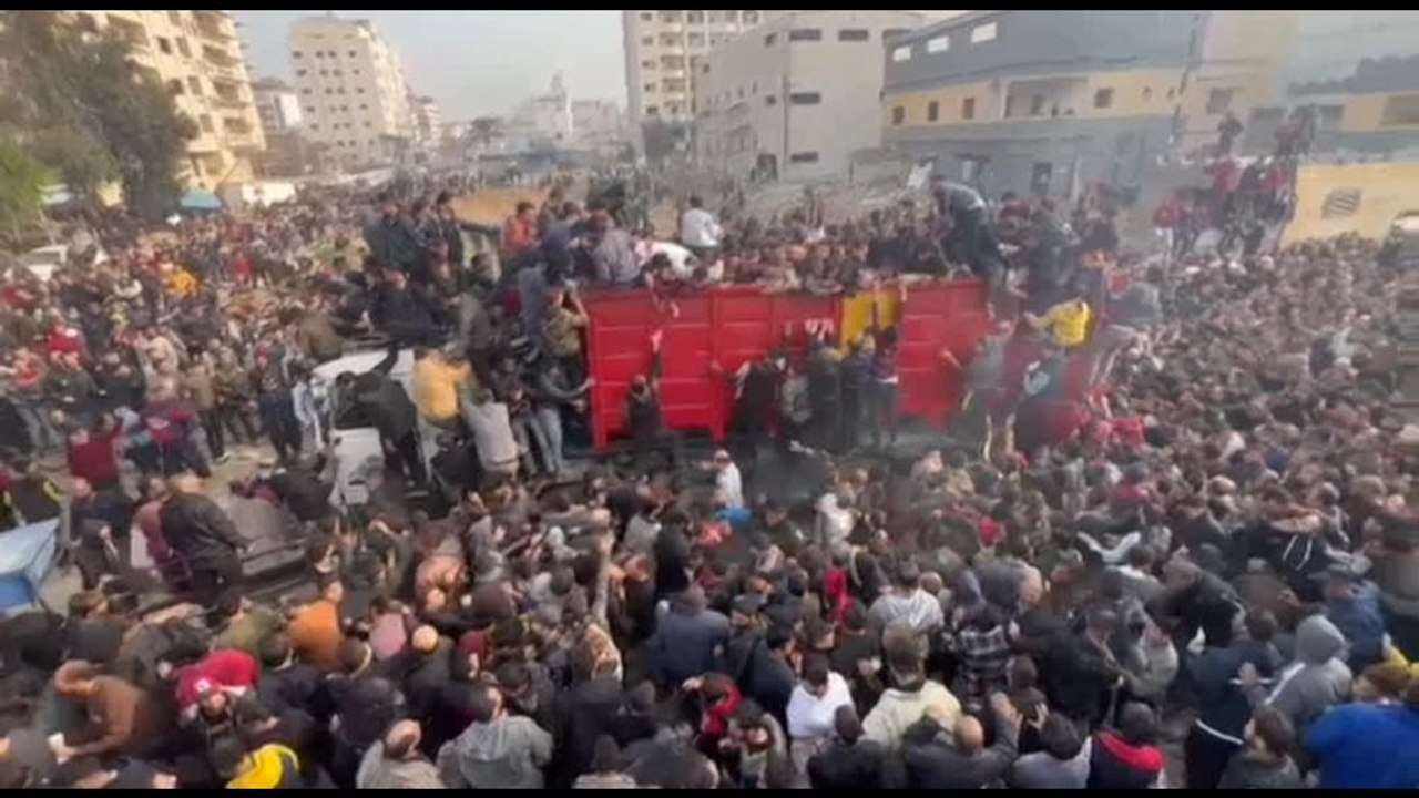 Preso d'assalto un camion di aiuti a Gaza da migliaia di palestinesi