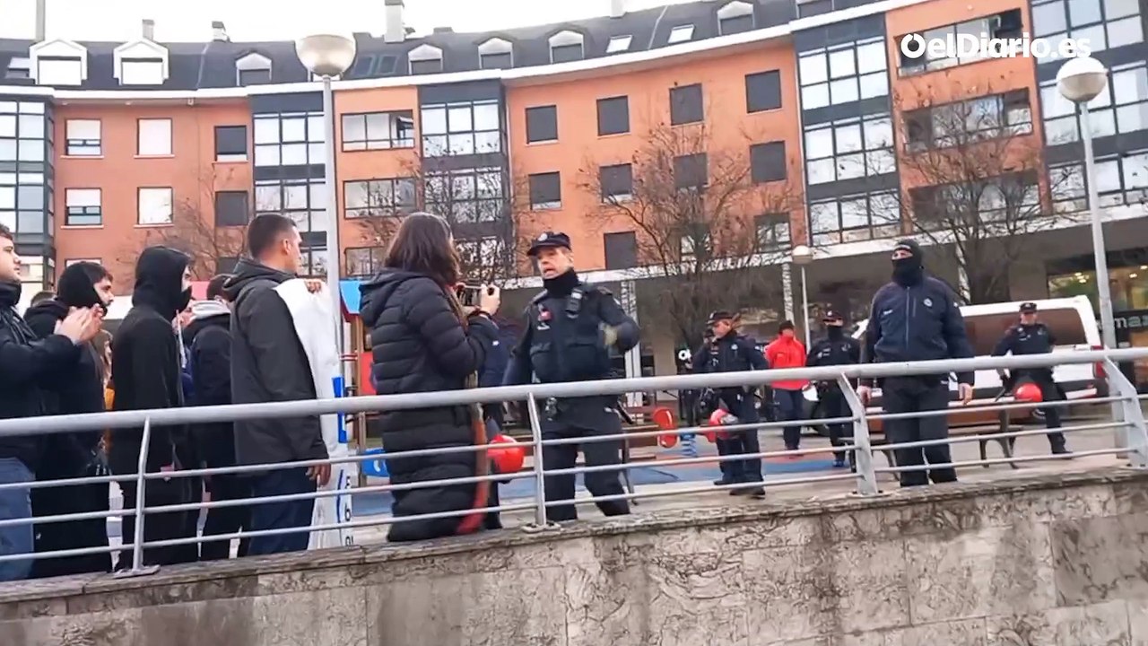 La Ertzaintza carga contra manifestantes durante el desahucio de un hombre en Bilbao
