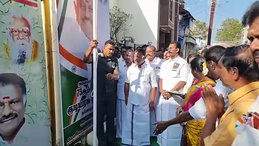 தனது வீட்டு வாசலில் தேசிய கொடியை ஏற்றி குடியரசு தினத்தை கொண்டாடிய ஓ.பன்னீர்செல்வம்