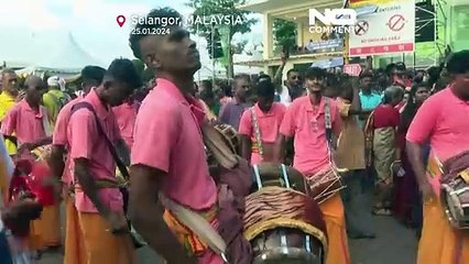 جشن بزرگ هندوها در مالزی؛ باورمندانی که به نشانه توبه قلاب به پوست خود می‌زنند