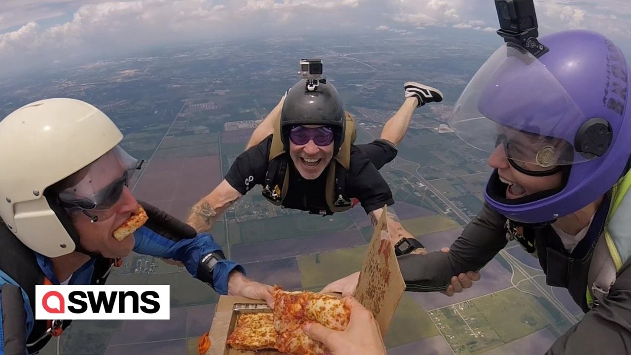 Fallschirmspringer essen Pizza im FREIFALL